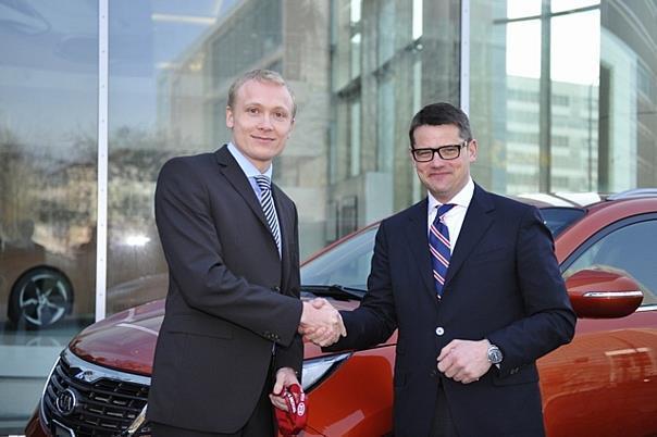 Das 500`000ste Flüssigags-Auto in Deutschland kommt von Kia: Der hessische Innenminister Boris Rhein (rechts) gratuliert Sebastian Gringel vom Autohaus Hemmerle in München, der das Jubiläums-Fahrzeug stellvertretend für den Kunden in Empfang nahm. Foto:Au